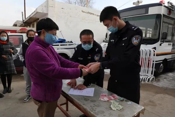 手持pos机怎么办理_轻信陌生人上门更换POS机，近80家商户被骗！