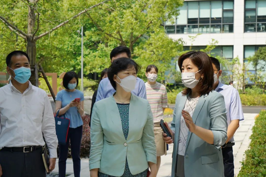 徐汇区委常委、统战部部长秦丽萍一行走访易生支付，考察公司防疫复工情况