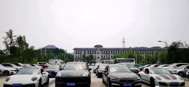 起底开豪车“炸街”90后跑分团伙：藏身网吧洗钱数百亿，36人被抓(图6)